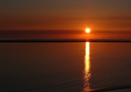 阳光洒在水面上的图片