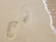 沙滩上的脚印高清图片