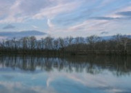 平静的湖面风景图片