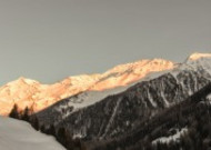 美丽的山区雪景图片
