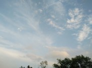 天空中飘动的白云图片