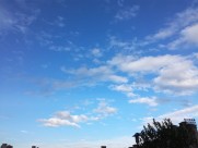 天空中飘动的白云图片