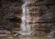 山涧中的瀑布图片