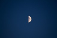 一轮残月图片