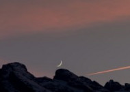 夜晚弯弯的月亮图片