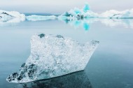 水面的冰川图片