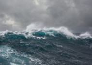 大海上的巨浪图片