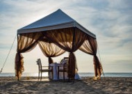 海边浪漫的帐篷图片