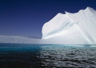 大海中的冰山图片