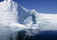 大海中的冰山图片