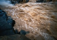 湍急的流水图片