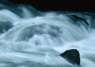 湍急的流水图片