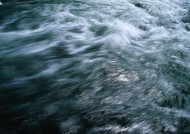 湍急的流水图片