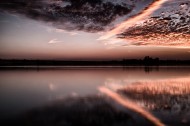 湖面火烧云风景图片