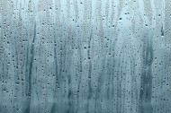 雨天窗外模糊景色图片