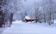 雪中小木屋图片