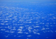 机翼下的蓝天白云图片