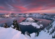 火山口上的湖泊风景图片