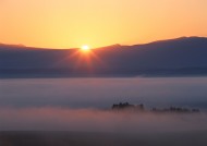 夕阳迷雾风景图片大全