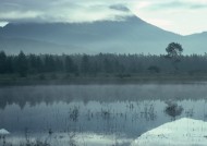 朦胧湖面倒影图片