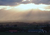 穿越云层的光线图片