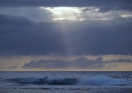 穿越云层的光线图片