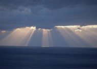 穿越云层的光线图片