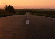 夕阳下的马路图片