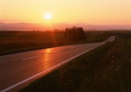 夕阳下的马路图片