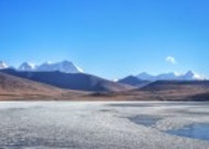 西藏冬日少女湖普姆雍措风景图片