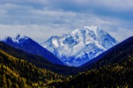 四川亚拉雪山风景图片