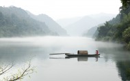 雾漫小东江风景图片