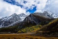 四川夏诺多吉神山图片