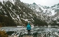 男生旅行中的背影图片1