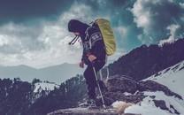 男生旅行中的背影图片1