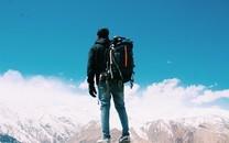 男生旅行中的背影图片1