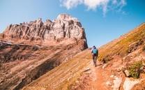 男生旅行中的背影图片1