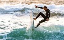 海边冲浪极限运动图片