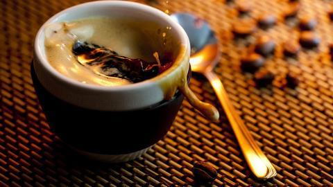 温暖浓郁的咖啡杯高清图片