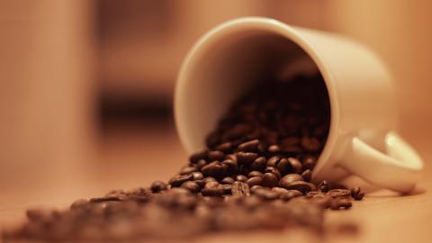 温暖浓郁的咖啡杯高清图片