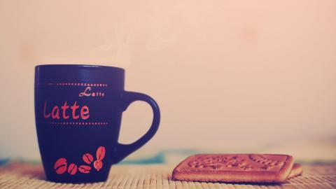 温暖浓郁的咖啡杯高清图片