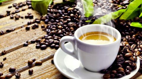 温暖浓郁的咖啡杯高清图片