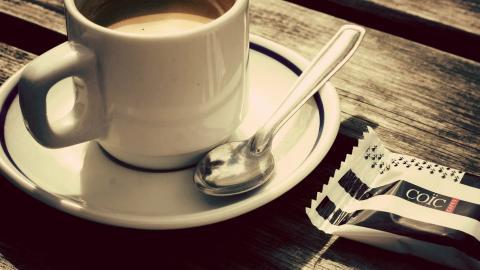 温暖浓郁的咖啡杯高清图片