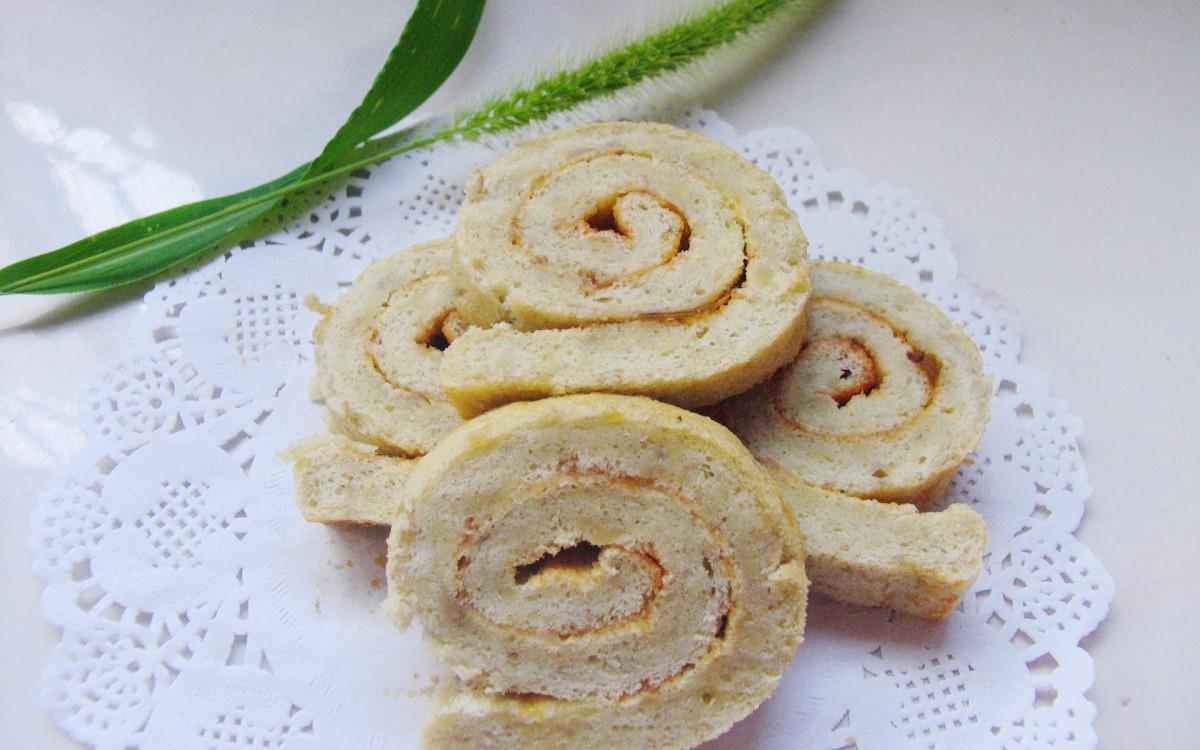 美味的瑞士卷糕点图片