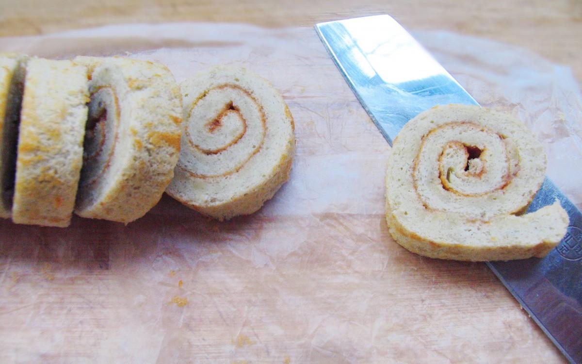 美味的瑞士卷糕点图片