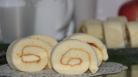 美味的瑞士卷糕点图片