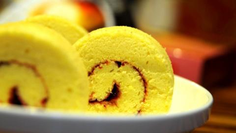 美味的瑞士卷糕点图片