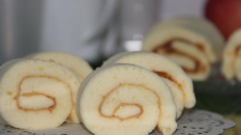 美味的瑞士卷糕点图片