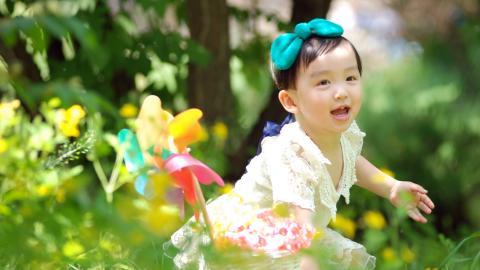 可爱宝贝户外摄影图片