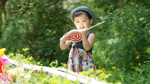 可爱宝贝户外摄影图片